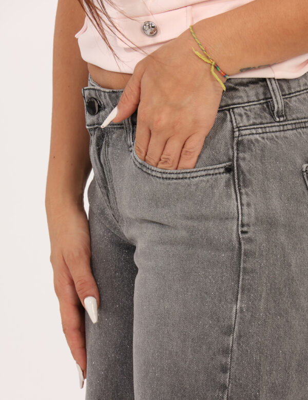 Jeans Guess Grigio - Jeans a zampa, in total grigio con lurex in versione allover . Presenti tasche sagomate sul fronte e ta