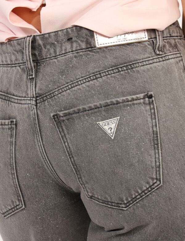 Jeans Guess Grigio - Jeans a zampa, in total grigio con lurex in versione allover . Presenti tasche sagomate sul fronte e ta