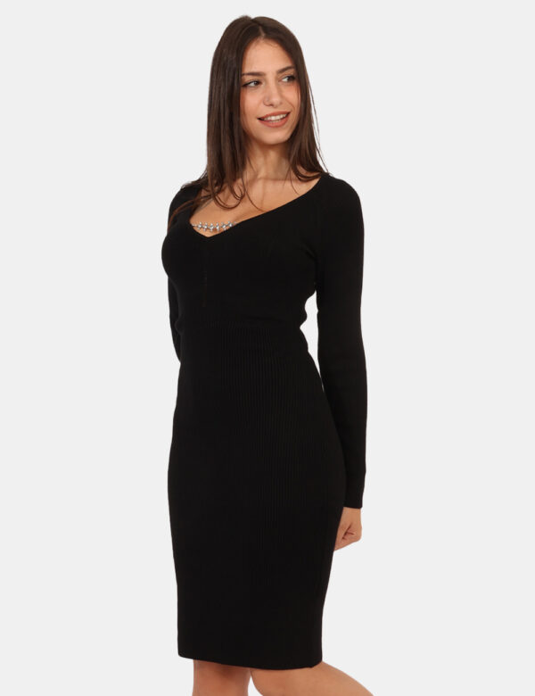 Abito Guess Nero - Vestito lungo simil tubino in maglina, total nero, con scollo a V e doppia catenella argentata che dona