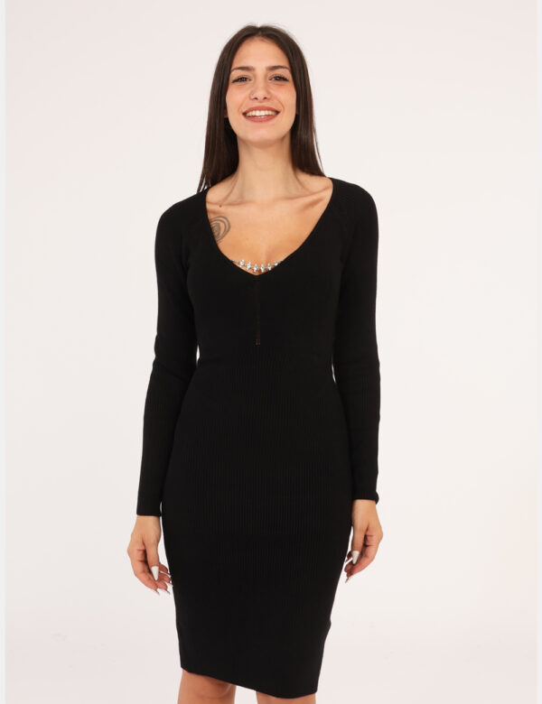 Abito Guess Nero - Vestito lungo simil tubino in maglina, total nero, con scollo a V e doppia catenella argentata che dona