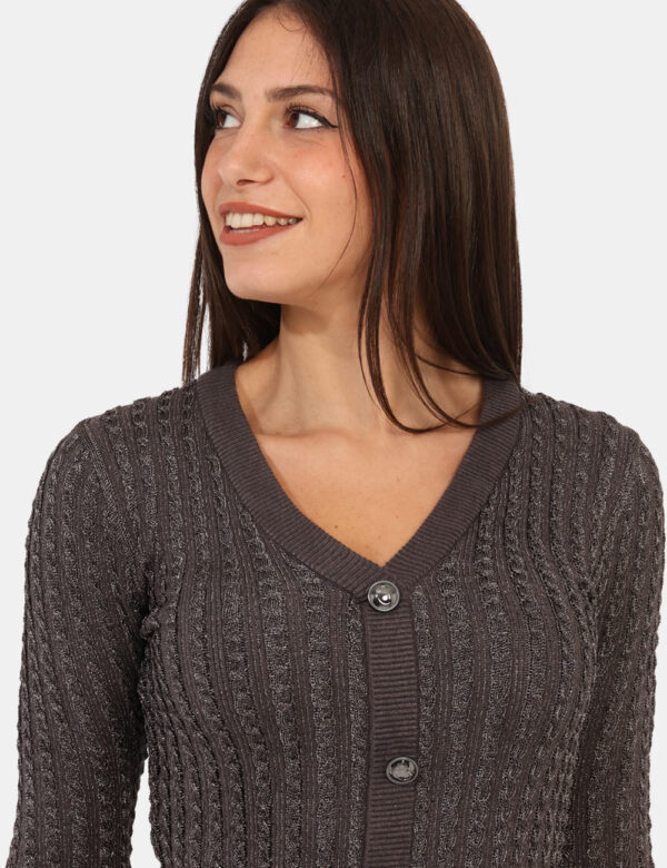 Abito Guess Grigio - Affascinante vestito lungo sotto il ginocchio, in trama lavorata e intrecciata grigia con filo lurex.
