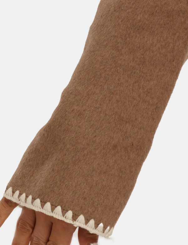 Cappotto Guess Marrone - Cappotto lungo in tessuto, total marrone con bordini ricamati bianchi più doppia tasca a toppa. La