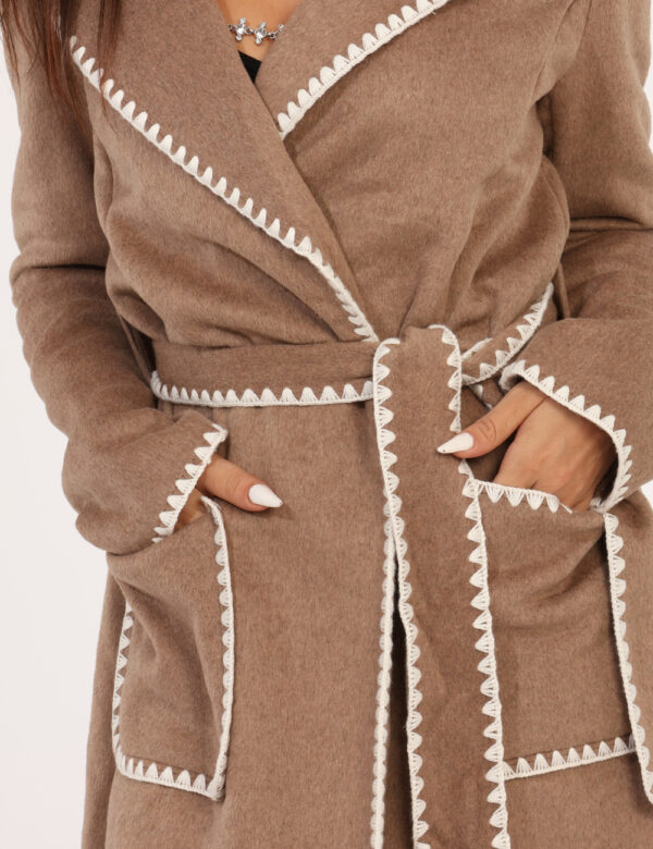 Cappotto Guess Marrone - Cappotto lungo in tessuto, total marrone con bordini ricamati bianchi più doppia tasca a toppa. La