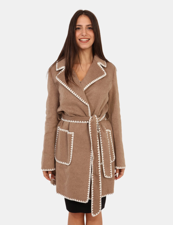 Cappotto Guess Marrone - Cappotto lungo in tessuto, total marrone con bordini ricamati bianchi più doppia tasca a toppa. La