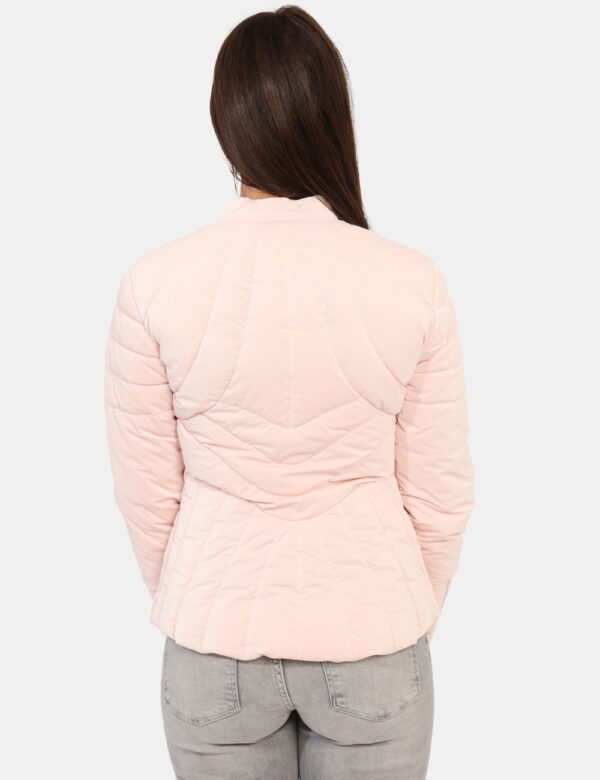 Piumino Guess Rosa - Piumino corto in total rosa chiaro, accollato con tasche a taglio trasversale e chiusura a zip. La vest