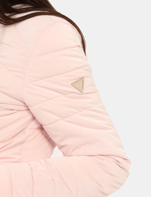 Piumino Guess Rosa - Piumino corto in total rosa chiaro, accollato con tasche a taglio trasversale e chiusura a zip. La vest