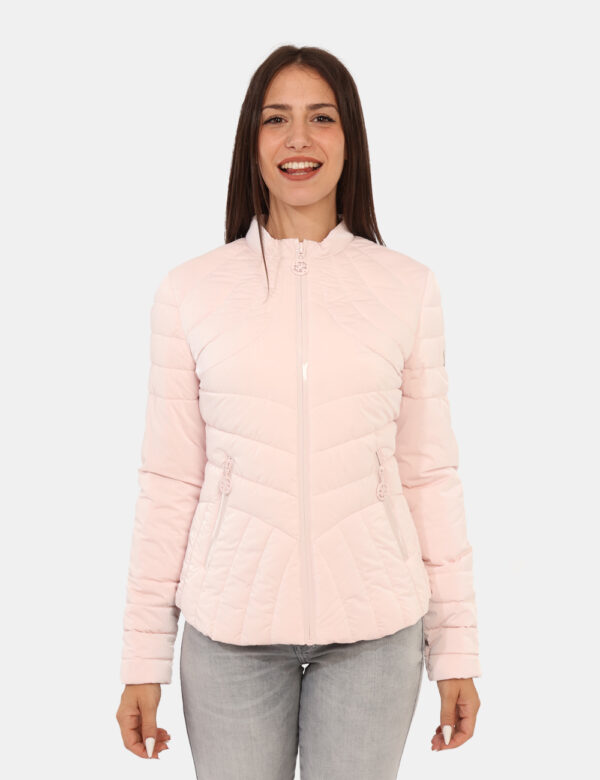 Piumino Guess Rosa - Piumino corto in total rosa chiaro, accollato con tasche a taglio trasversale e chiusura a zip. La vest