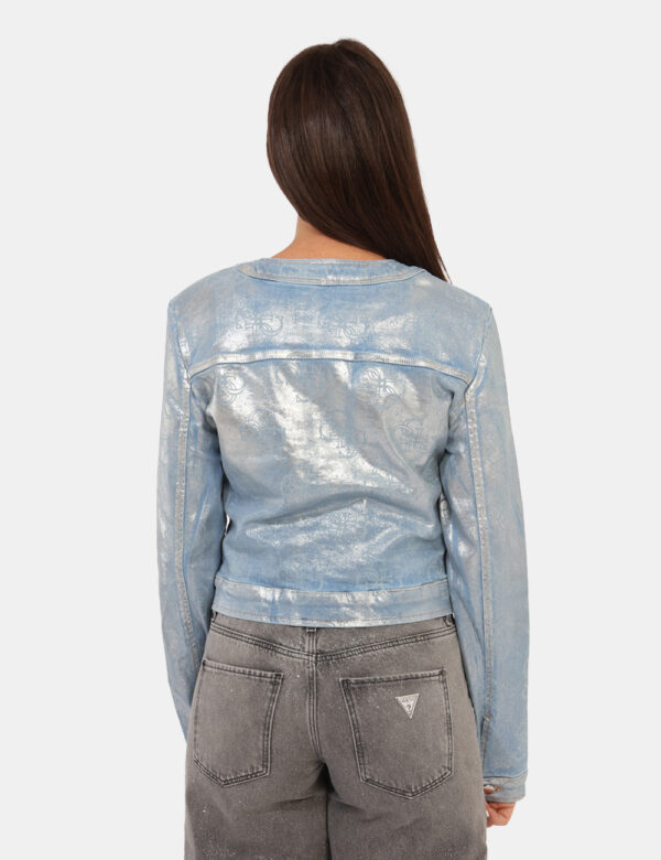 Giacca Guess Azzurro - Giacca in simil jeans azzurra, con logo brand allover in versione patinata più doppio taschino a topp