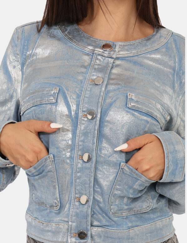Giacca Guess Azzurro - Giacca in simil jeans azzurra, con logo brand allover in versione patinata più doppio taschino a topp