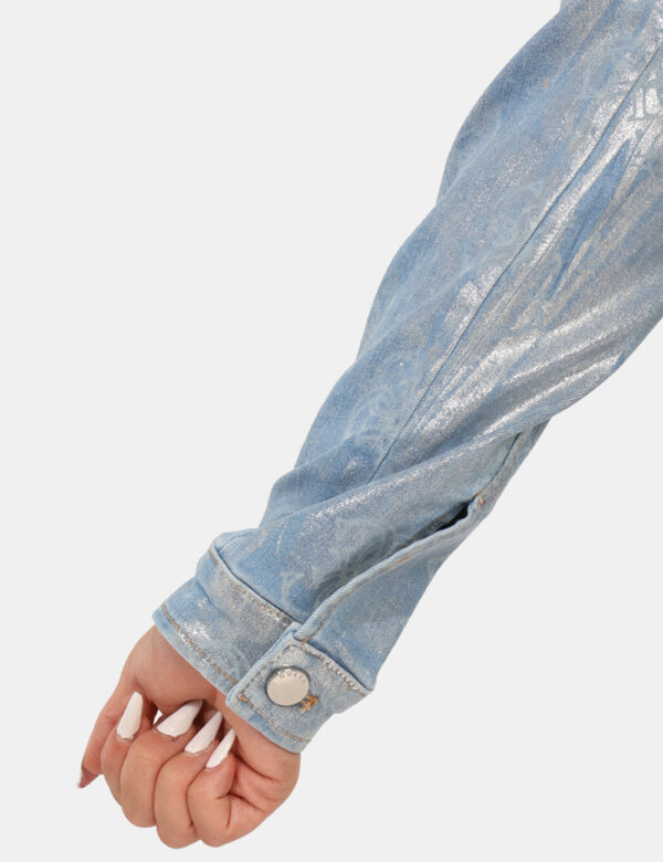 Giacca Guess Azzurro - Giacca in simil jeans azzurra, con logo brand allover in versione patinata più doppio taschino a topp