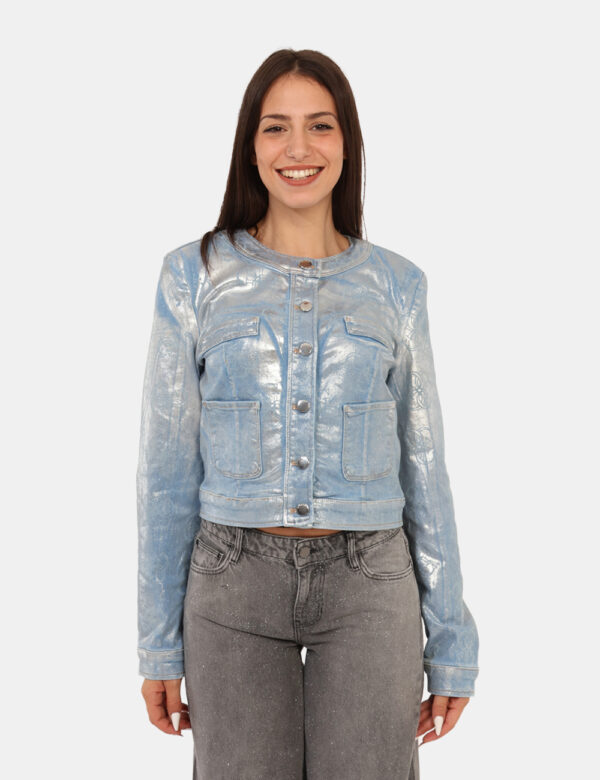 Giacca Guess Azzurro - Giacca in simil jeans azzurra, con logo brand allover in versione patinata più doppio taschino a topp