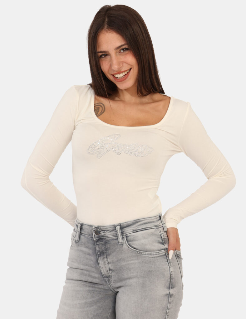 Body Guess Panna - Body a maniche lunghe su base bianco panna con stampa logo brand in glitter argentati. La vestibilità è m