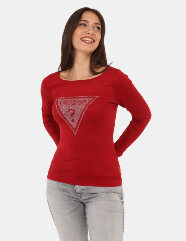 Maglione Guess Rosso - Maglione con scollo a barchetta in total rosso con logo brand glitterato argento. La vestibilità è mo