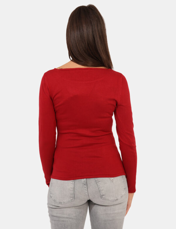 Maglione Guess Rosso - Maglione con scollo a barchetta in total rosso con logo brand glitterato argento. La vestibilità è mo