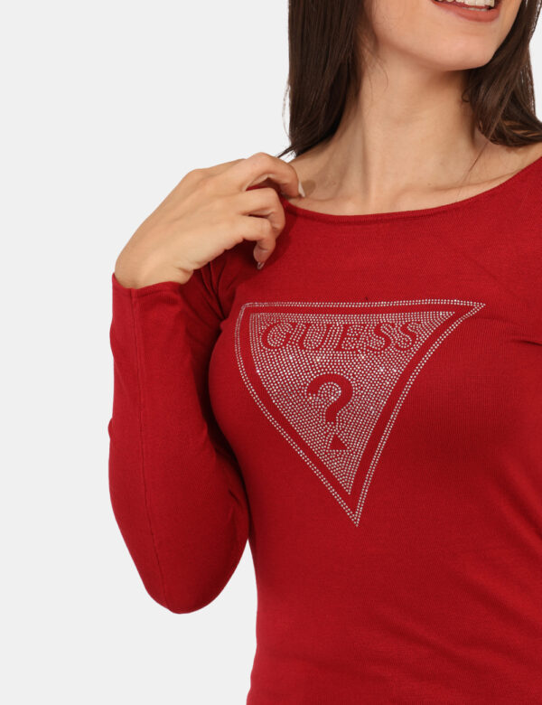 Maglione Guess Rosso - Maglione con scollo a barchetta in total rosso con logo brand glitterato argento. La vestibilità è mo