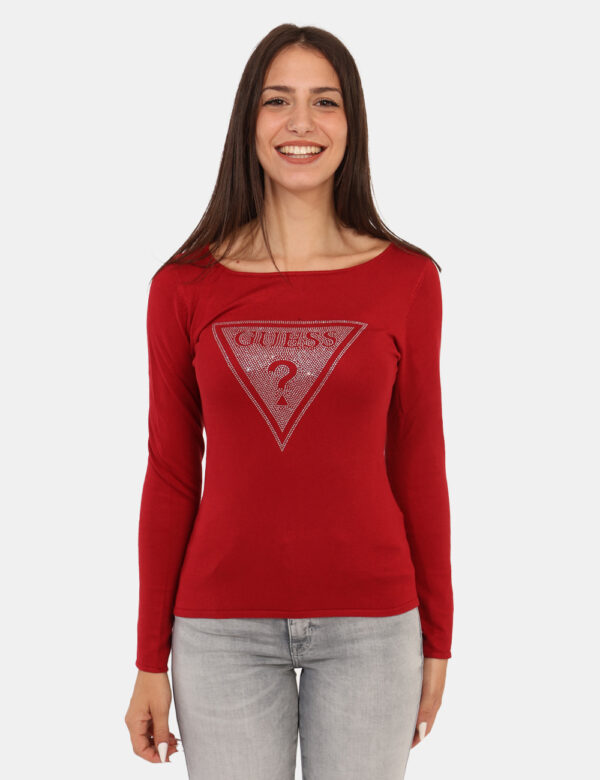 Maglione Guess Rosso - Maglione con scollo a barchetta in total rosso con logo brand glitterato argento. La vestibilità è mo