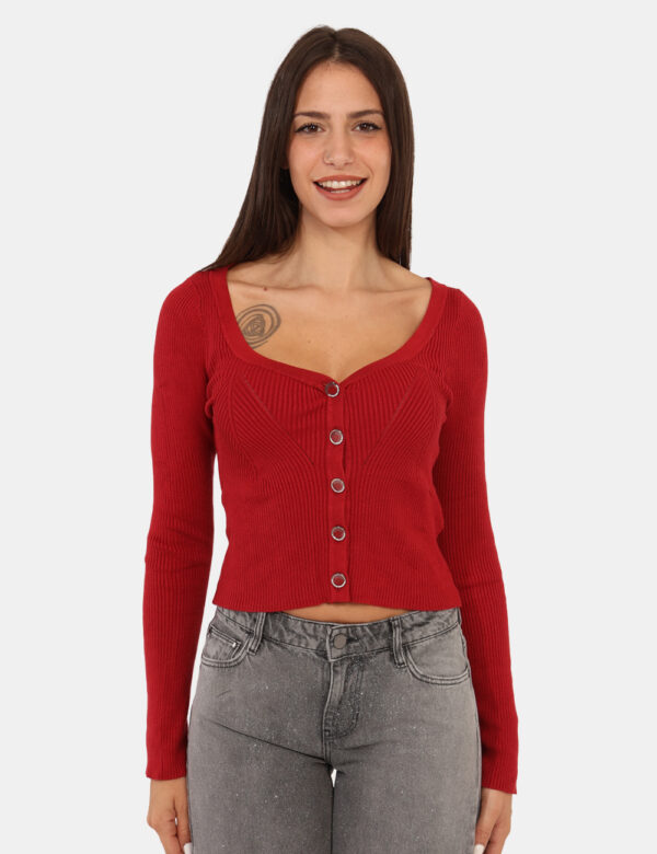 Maglione Guess Rosso - Maglione modello cardigan in total rosso. La vestibilità è morbida e pratica grazie a bottoni ad asol