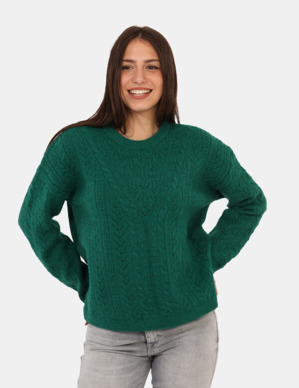 Maglione Guess Verde - Maglione in misto lana, su trama intrecciata verde, con girocollo classico. La vestibilità è morbida
