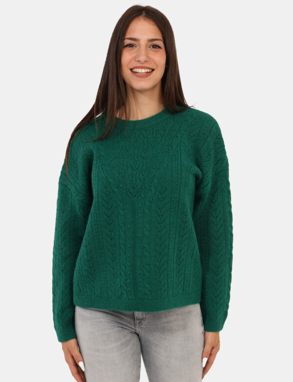 Maglione Guess Verde - Maglione in misto lana, su trama intrecciata verde, con girocollo classico. La vestibilità è morbida