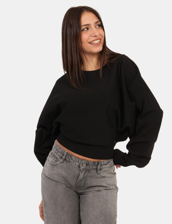Maglione Guess Nero - Maglione corto, in total nero con girocollo classico e polsini. La vestibilità è morbida e regolare. L