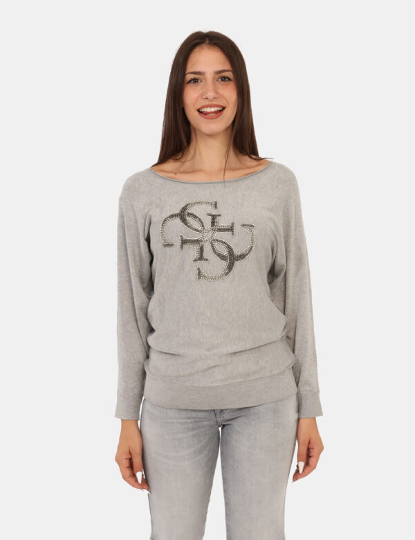 Maglione Guess Grigio - Maglione in total grigio chiaro con logo brand in glitter e perline coordinate. La vestibilità è mor