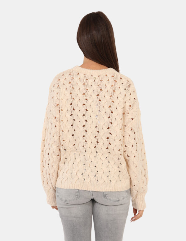 Maglione Guess Beige - Maglione in misto lana, su trama intrecciata beige, con girocollo classico e filo lurex. La vestibili