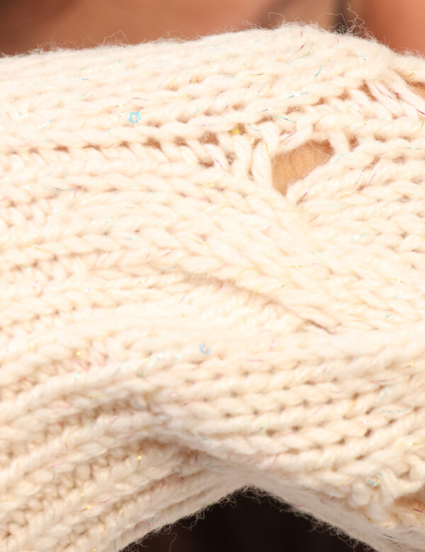 Maglione Guess Beige - Maglione in misto lana, su trama intrecciata beige, con girocollo classico e filo lurex. La vestibili