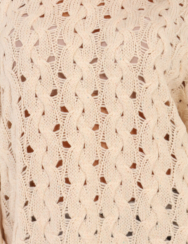 Maglione Guess Beige - Maglione in misto lana, su trama intrecciata beige, con girocollo classico e filo lurex. La vestibili