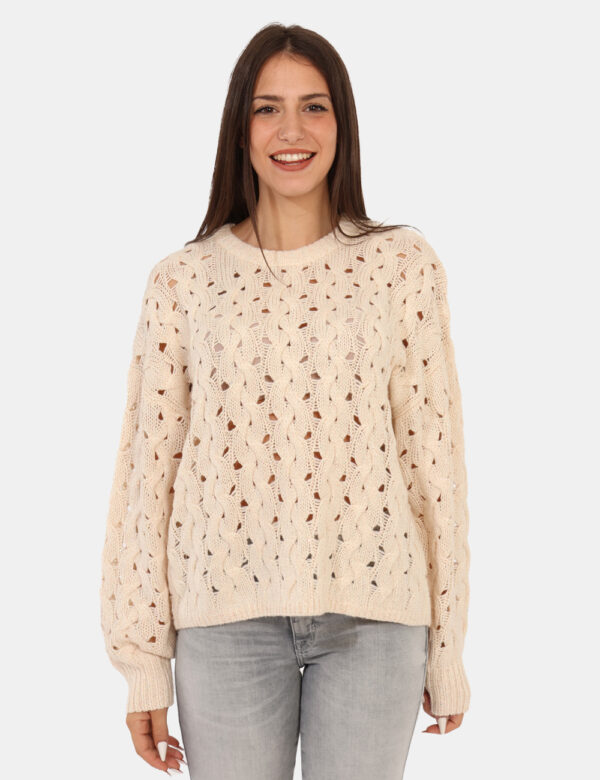 Maglione Guess Beige - Maglione in misto lana, su trama intrecciata beige, con girocollo classico e filo lurex. La vestibili