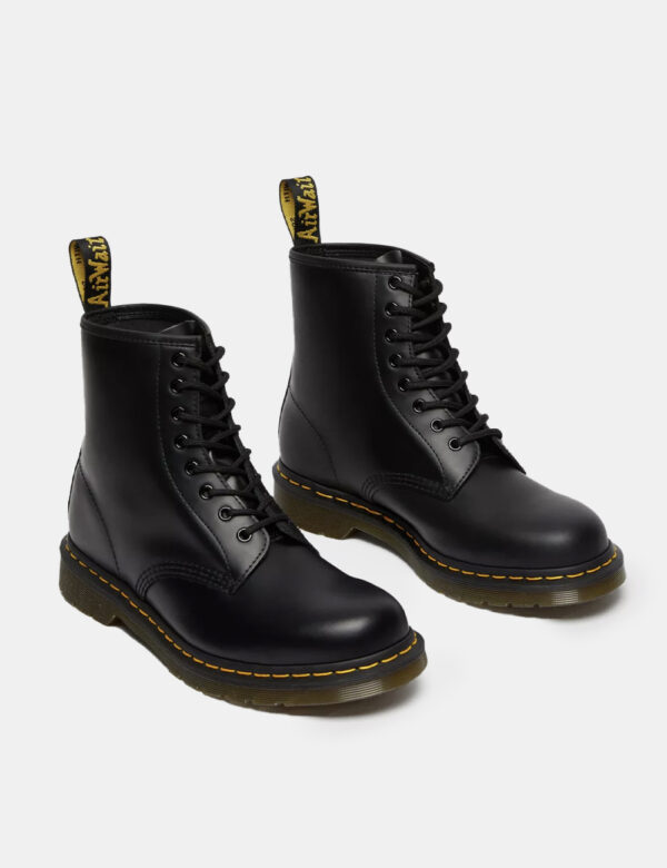 Anfibio Dr. Martens Nero - L’amatissimo stivale Dr. Martens a 8 occhielli nella versione opaca ti stupirà per la qualità dei