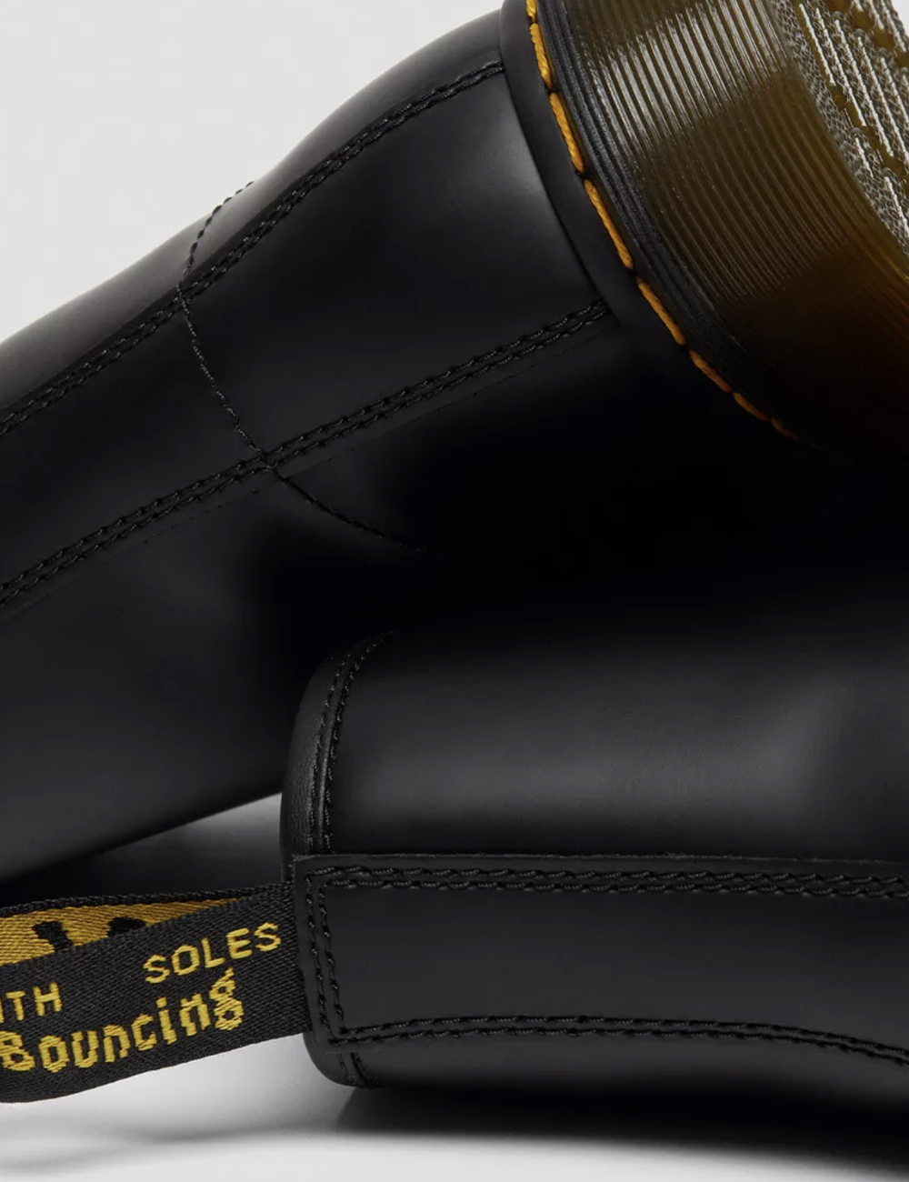 1460-OA_BLACK-SMOOTH_AI25_3 Anfibio Dr. Martens Nero - L’amatissimo stivale Dr. Martens a 8 occhielli nella versione opaca ti stupirà per la qualità dei