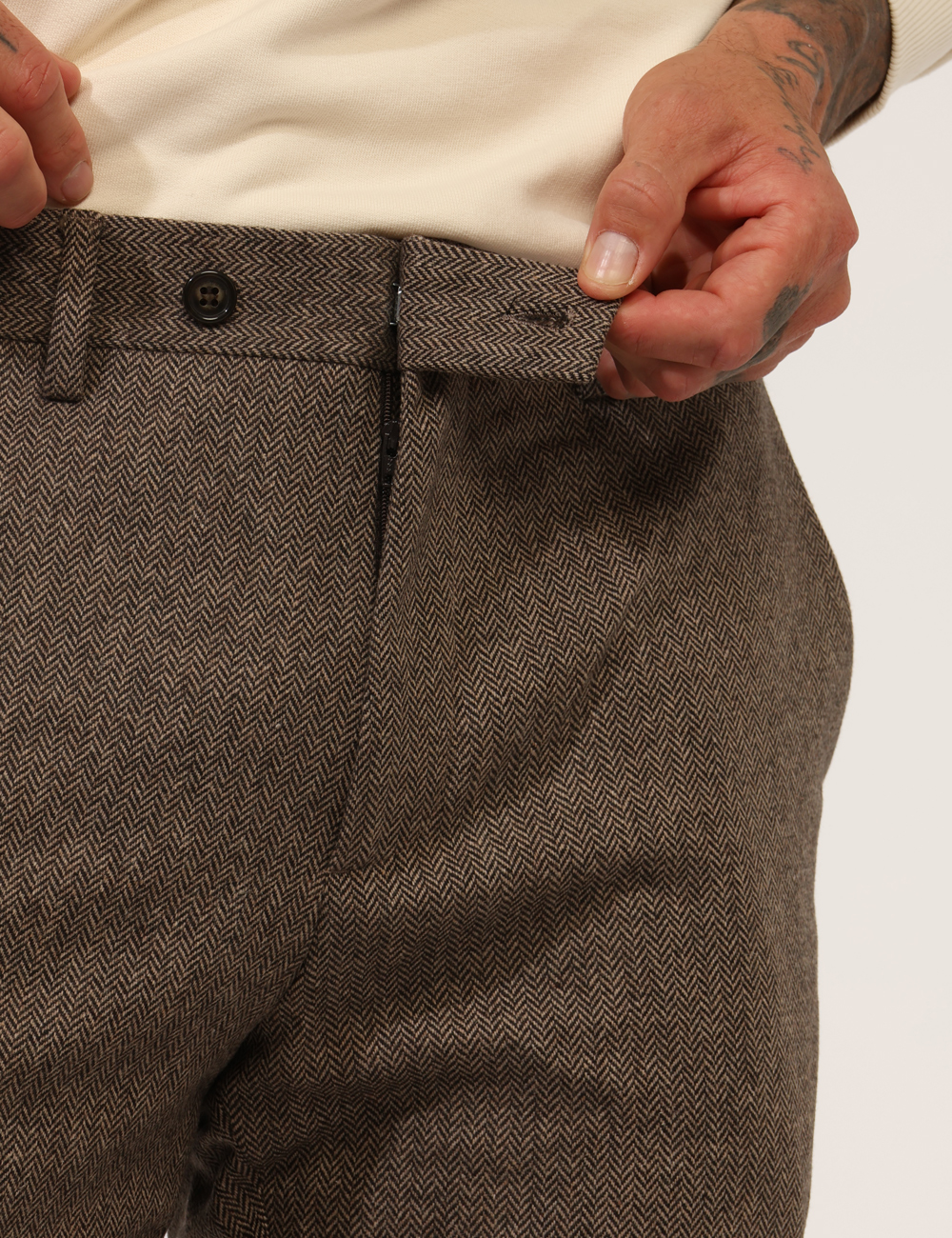 1505368-L-CA_MARRONE_AI25_3 Pantalone Taglia 50 - L’articolo appartiene al campionario esclusivo di stagione: pezzo unico.Cod. art. 1505368 L CAVi ricor