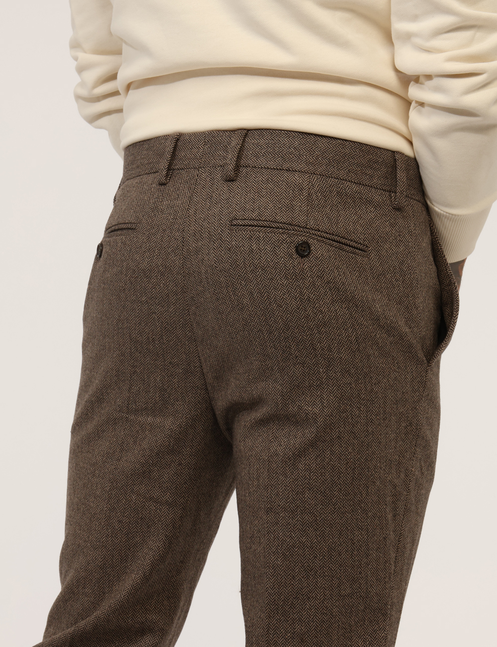 1505368-L-CA_MARRONE_AI25_4 Pantalone Taglia 50 - L’articolo appartiene al campionario esclusivo di stagione: pezzo unico.Cod. art. 1505368 L CAVi ricor
