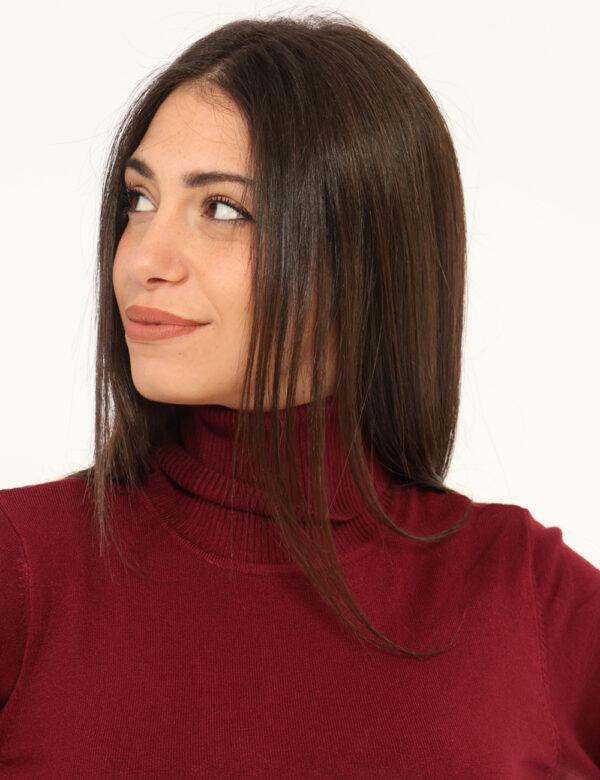 Dolcevita Rue De Clerie Bordeaux - Maglione dolcevita total bordeaux. La vestibilità è morbida e regolare. Il maglione dolce
