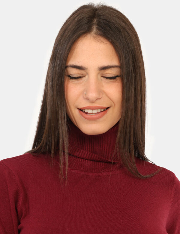 Dolcevita Rue De Clerie Bordeaux - Maglione dolcevita total bordeaux. La vestibilità è morbida e regolare. Il maglione dolce