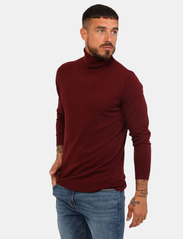 Maglione Prj22. Rosso - Maglia a collo alta classica, in total rosso vino. La vestibilità è morbida e pratica. La maglia è a