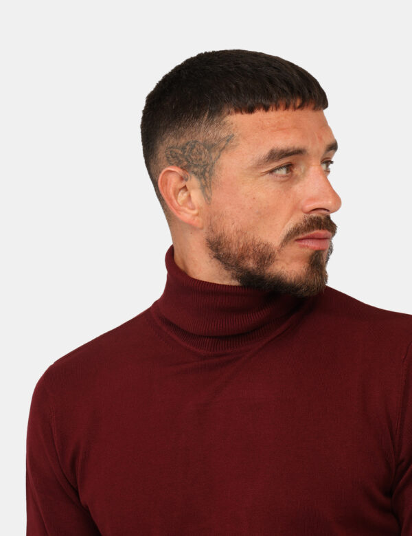 Maglione Prj22. Rosso - Maglia a collo alta classica, in total rosso vino. La vestibilità è morbida e pratica. La maglia è a
