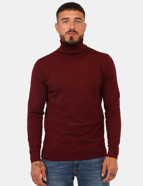 Maglione Prj22. Rosso - Maglia a collo alta classica, in total rosso vino. La vestibilità è morbida e pratica. La maglia è a