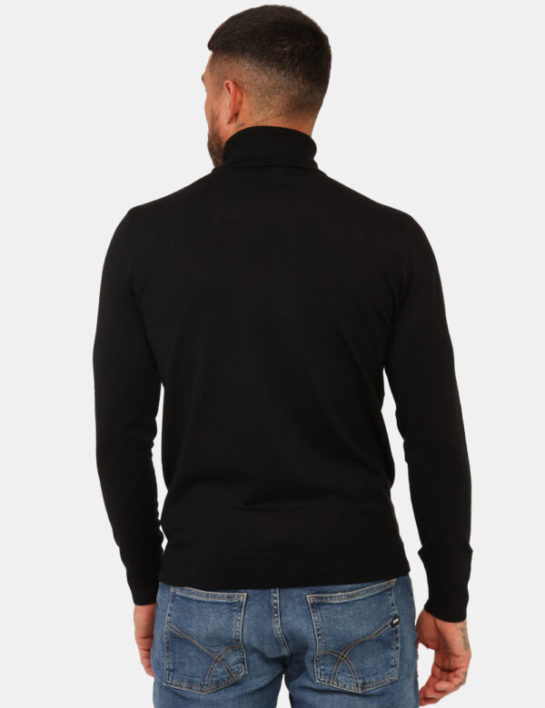 Maglione Prj22. Nero - Maglia a collo alta classica, in total nero. La vestibilità è morbida e pratica. La maglia è adatta p