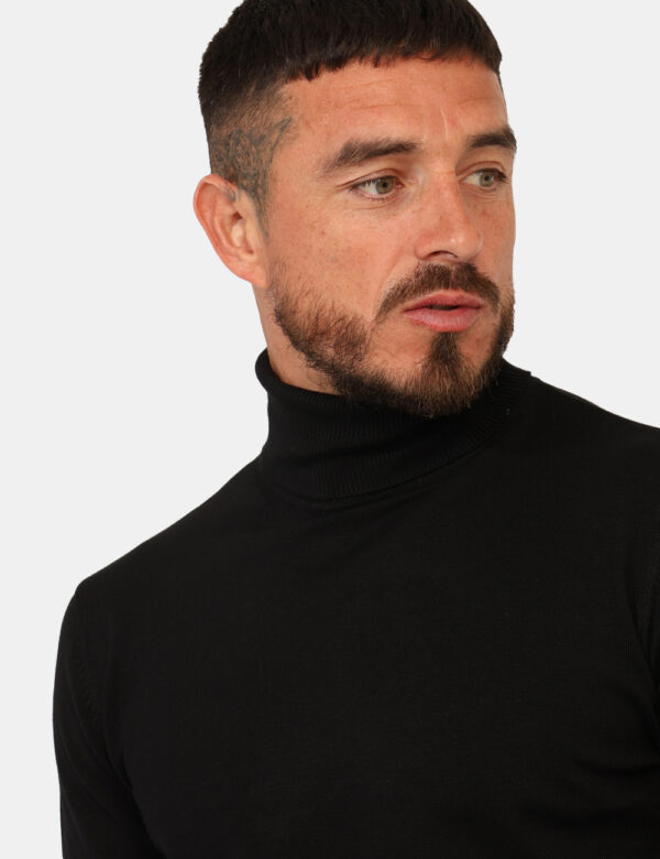 Maglione Prj22. Nero - Maglia a collo alta classica, in total nero. La vestibilità è morbida e pratica. La maglia è adatta p