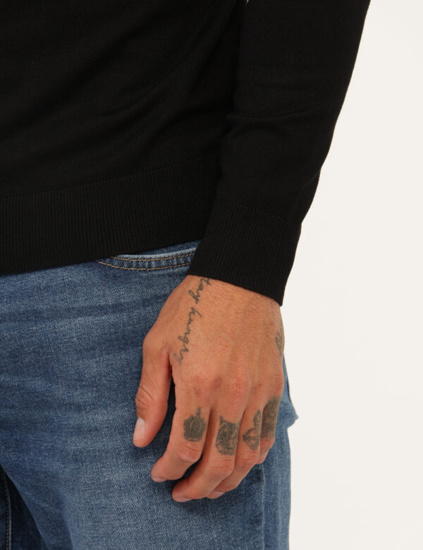 Maglione Prj22. Nero - Maglia a collo alta classica, in total nero. La vestibilità è morbida e pratica. La maglia è adatta p