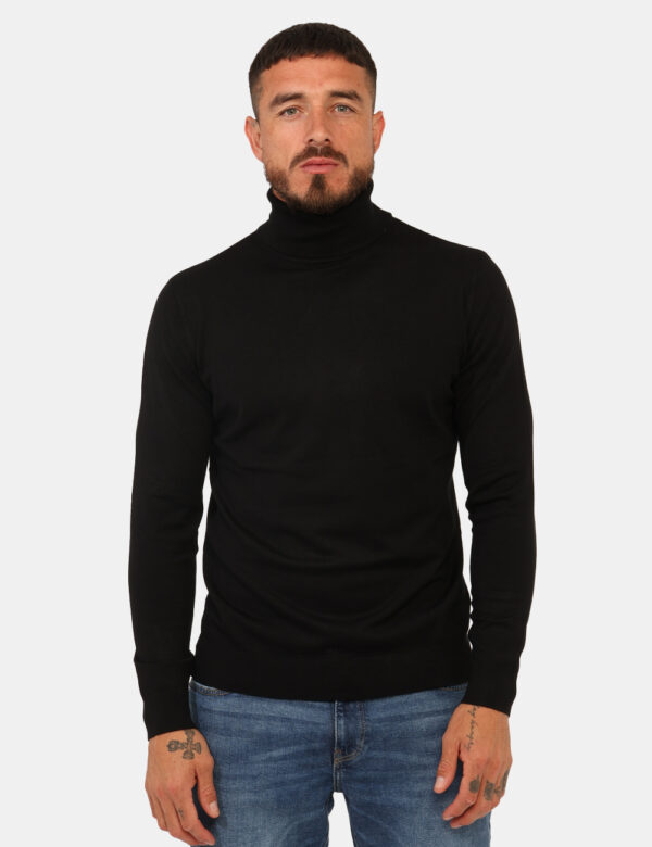 Maglione Prj22. Nero - Maglia a collo alta classica, in total nero. La vestibilità è morbida e pratica. La maglia è adatta p