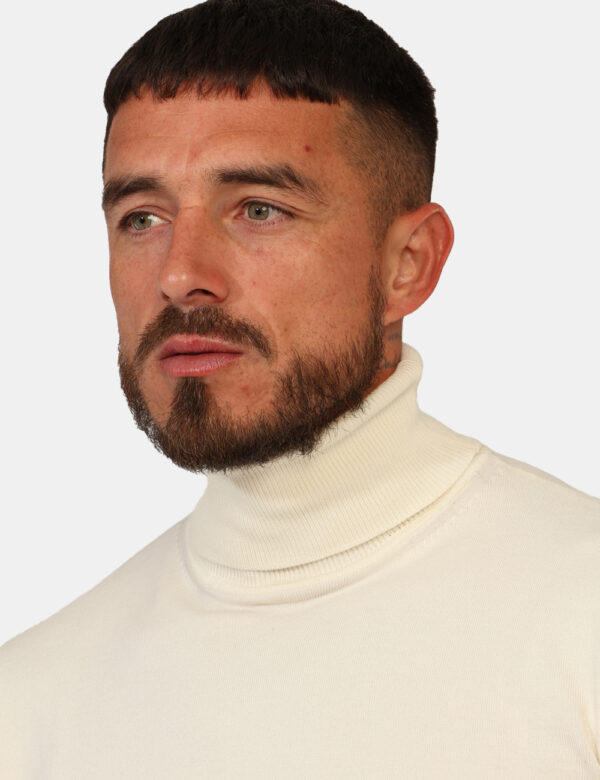Maglione Prj22. Panna - Maglia a collo alta classica, in total panna. La vestibilità è morbida e pratica. La maglia è adatta