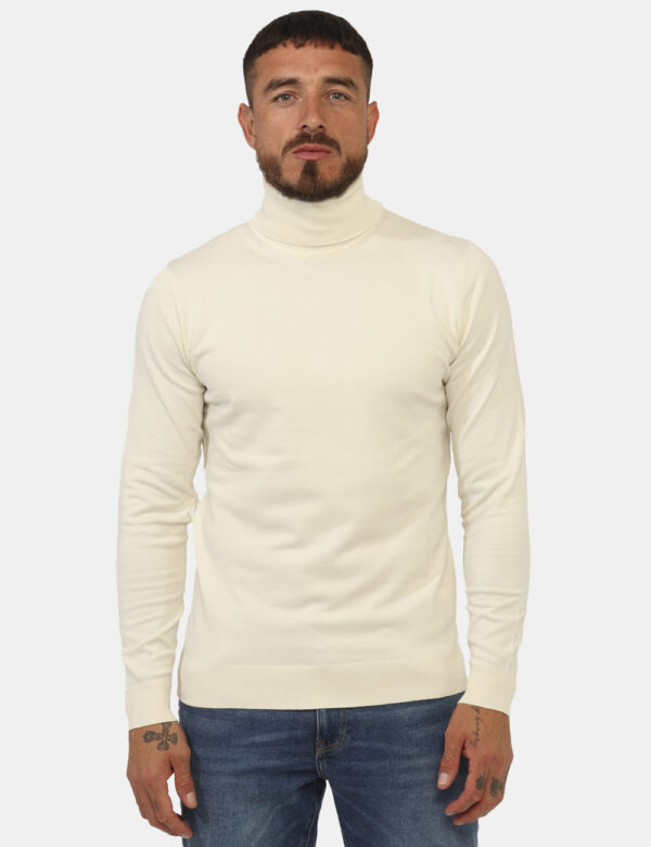 Maglione Prj22. Panna - Maglia a collo alta classica, in total panna. La vestibilità è morbida e pratica. La maglia è adatta