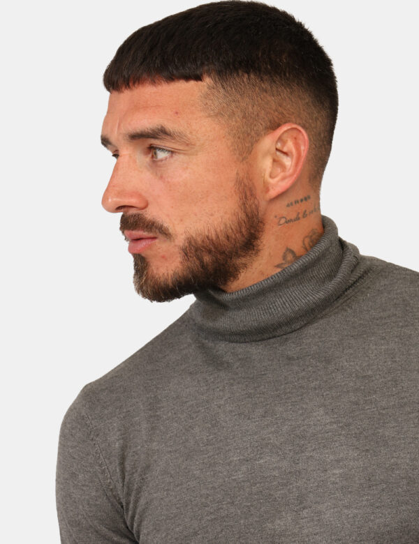 Maglione Prj22. Grigio - Maglia a collo alta classica, in total grigio fumo. La vestibilità è morbida e pratica. La maglia è