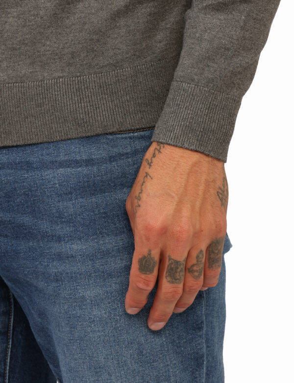 Maglione Prj22. Grigio - Maglia a collo alta classica, in total grigio fumo. La vestibilità è morbida e pratica. La maglia è