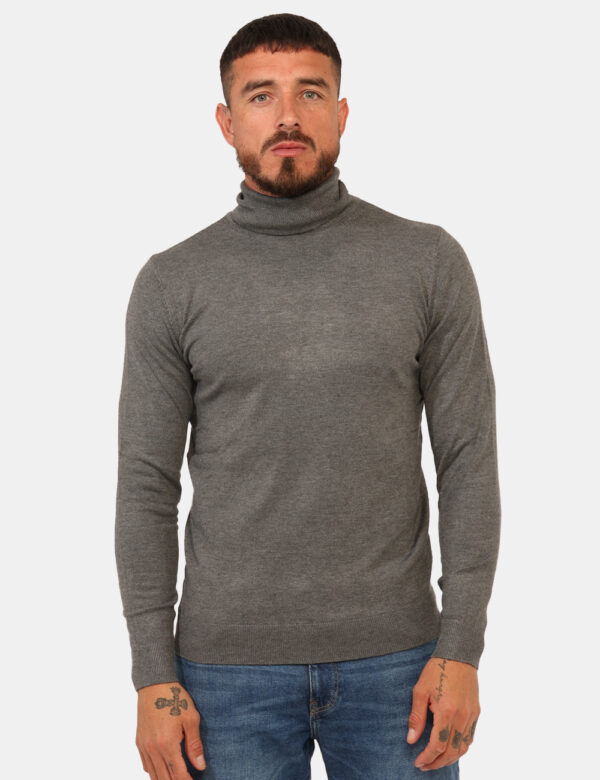 Maglione Prj22. Grigio - Maglia a collo alta classica, in total grigio fumo. La vestibilità è morbida e pratica. La maglia è