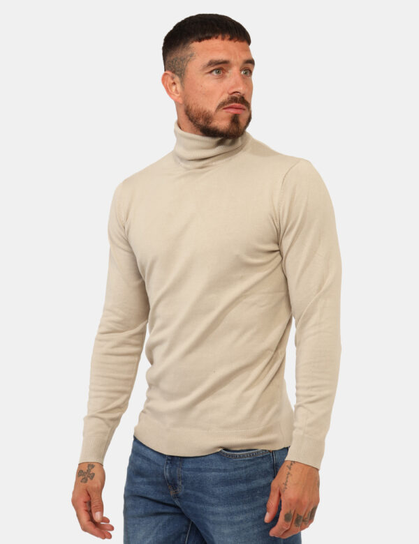 Maglione Prj22. Beige - Maglia a collo alta classica, in total beige. La vestibilità è morbida e pratica. La maglia è adatta