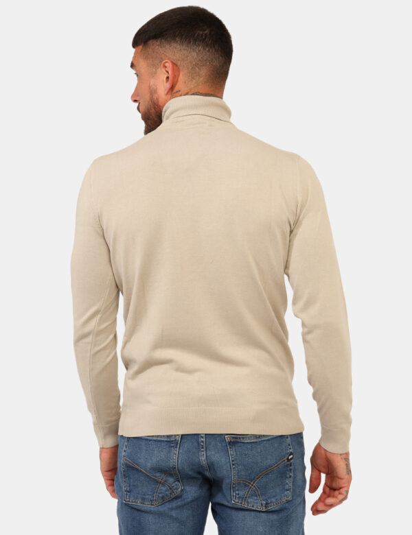 Maglione Prj22. Beige - Maglia a collo alta classica, in total beige. La vestibilità è morbida e pratica. La maglia è adatta