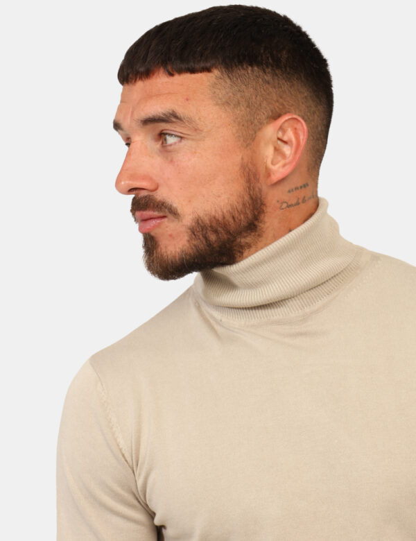 Maglione Prj22. Beige - Maglia a collo alta classica, in total beige. La vestibilità è morbida e pratica. La maglia è adatta